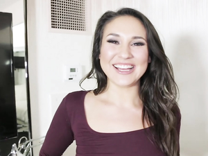 Braless Teasing Babe Is Eager To Blow You